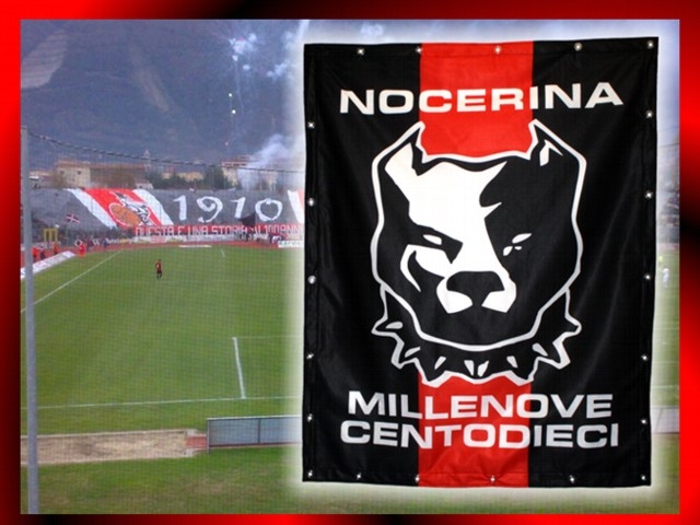 Striscione in TNT occhiellato 90 cm X 90 cm